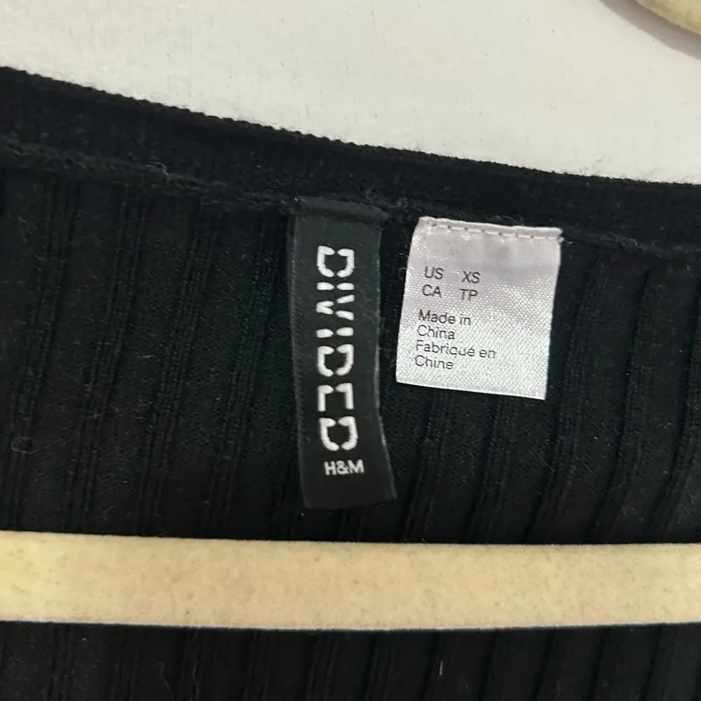 Divided H&M black long sleeve button shorty - Picture 3 of 4